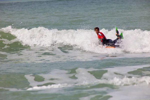 Bodyboader tomando olas en el campeonato — Foto de Stock