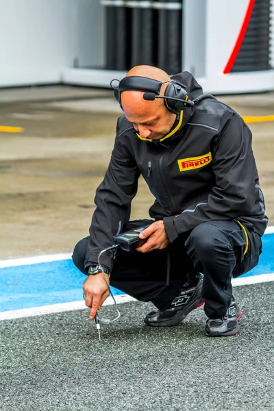 Ingeniero de Pirelli en pitstop — Foto de Stock
