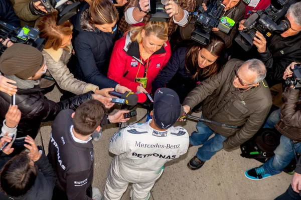 Lewis Hamilton si occupa dei media — Foto Stock