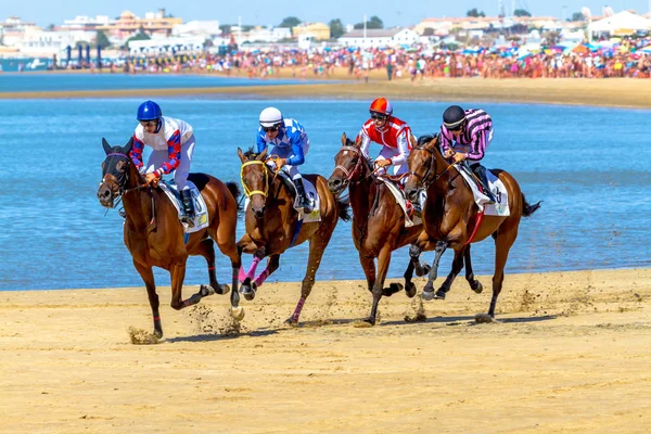 Corsa a cavallo su Sanlucar di Barrameda — Foto Stock