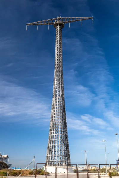 Grande torre de comunicações — Fotografia de Stock