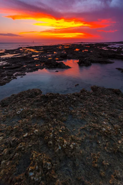 Coucher de soleil fantastique sur la plage — Photo