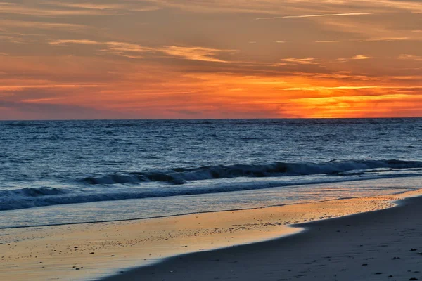 Fantástico atardecer en la playa — Foto de Stock