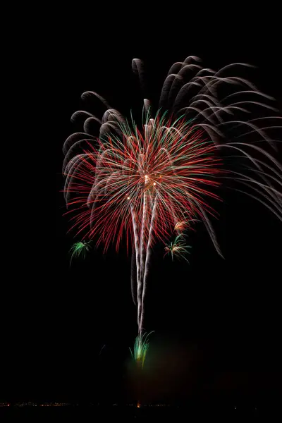 Striature di fuochi d'artificio in cielo — Foto Stock