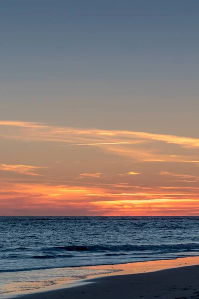 Coucher de soleil fantastique sur la plage — Photo