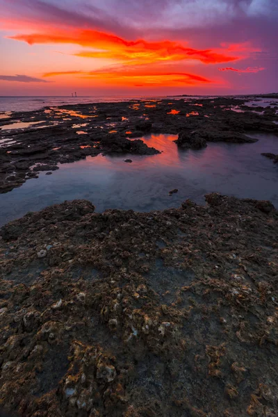 Fantastischer sonnenuntergang am strand von santci petri — Stockfoto