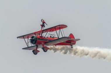 Wingwalker Danielle uçak Boeing Stearman üzerinde