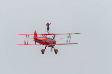 Wingwalker Danielle uçak Boeing Stearman üzerinde