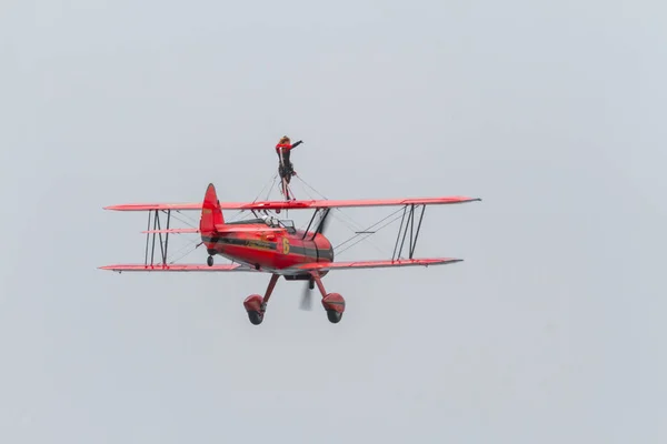 Wingwalker Danielle sull'aereo Boeing Stearman — Foto Stock