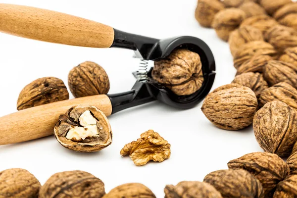 Gebarsten walnoten en een nutcraker — Stockfoto