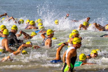 Rota, İspanya - Eylül 04: XXI triatlon Herbalife Villa de Rota üzerinde 04 Eylül 2016, Rota, İspanya'da katılan tanımlanamayan triathletes
