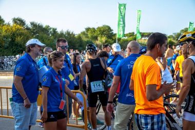 Rota, İspanya - Eylül 04: XXI triatlon Herbalife Villa de Rota üzerinde 04 Eylül 2016, Rota, İspanya'da katılan tanımlanamayan triathletes