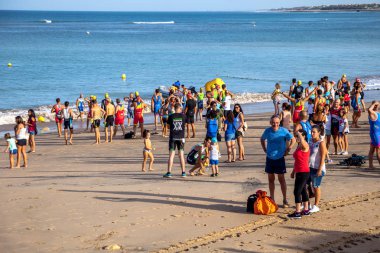 Rota, İspanya - Eylül 04: XXI triatlon Herbalife Villa de Rota üzerinde 04 Eylül 2016, Rota, İspanya'da katılan tanımlanamayan triathletes