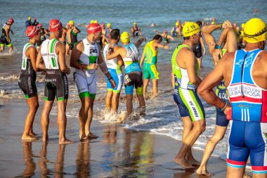 Rota, İspanya - Eylül 04: XXI triatlon Herbalife Villa de Rota üzerinde 04 Eylül 2016, Rota, İspanya'da katılan tanımlanamayan triathletes