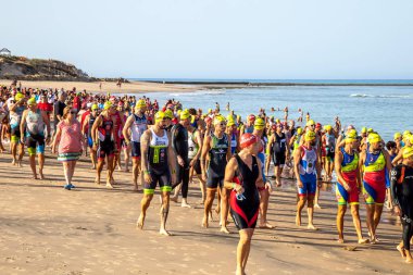 Rota, İspanya - Eylül 04: XXI triatlon Herbalife Villa de Rota üzerinde 04 Eylül 2016, Rota, İspanya'da katılan tanımlanamayan triathletes