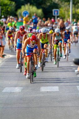 Rota, İspanya - Eylül 04: XXI triatlon Herbalife Villa de Rota üzerinde 04 Eylül 2016, Rota, İspanya'da katılan tanımlanamayan triathletes