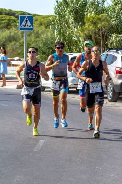 Rota, İspanya - Eylül 04: XXI triatlon Herbalife Villa de Rota üzerinde 04 Eylül 2016, Rota, İspanya'da katılan tanımlanamayan triathletes