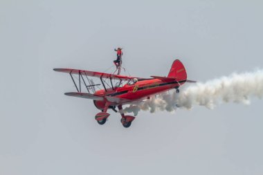 Wingwalker Danielle uçak Boeing Stearman üzerinde
