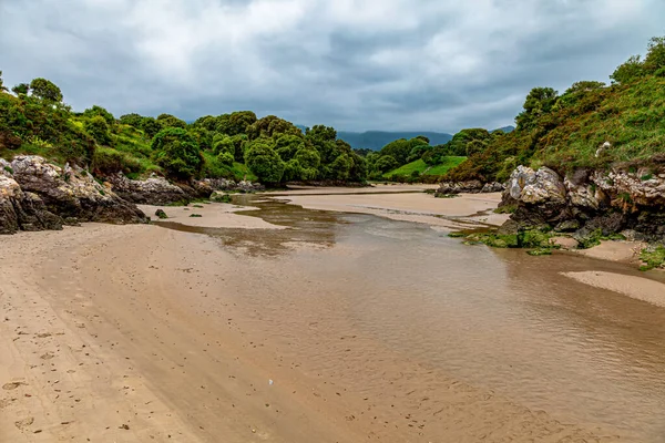 Playa de Poo cerca del pueblo de Llanes — Foto de Stock