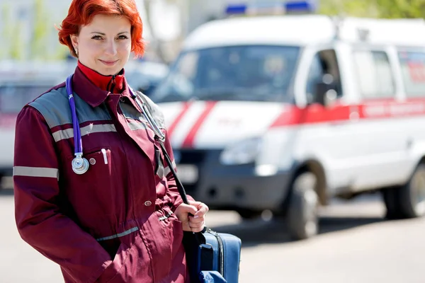 Paramédico com saco de ambulância — Fotografia de Stock