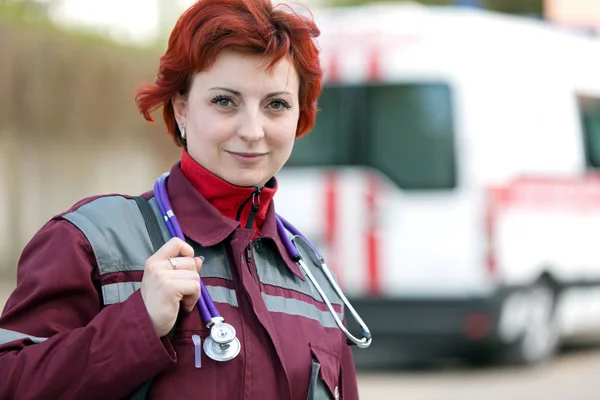 正に女性救急救命士救急カバン — ストック写真