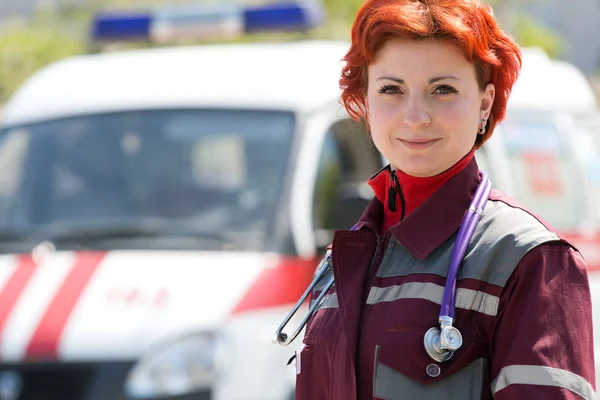 肯定的な女性救急救命士 ストック画像