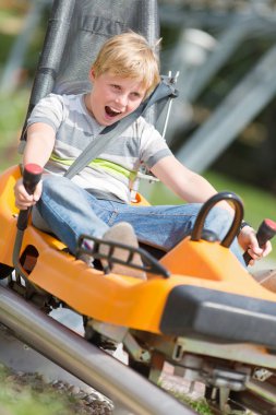 Mutlu çocuk, sürme yaz kızak lunapark treni parkur
