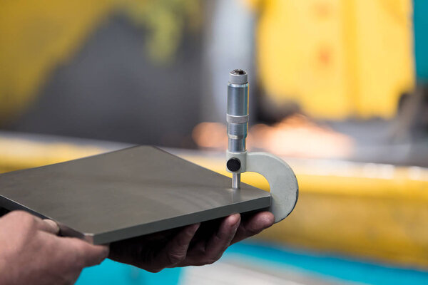 Piece measuring with caliper micrometer