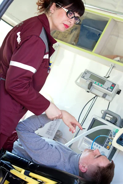 Sağlık görevlisi erkek hastanın nabzını kontrol — Stok fotoğraf