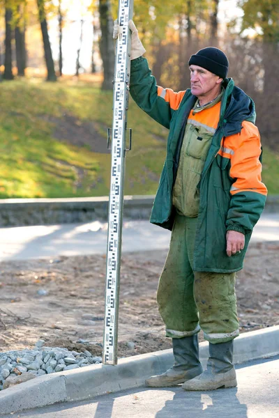 Bauarbeiter mit Planierstange — Stockfoto