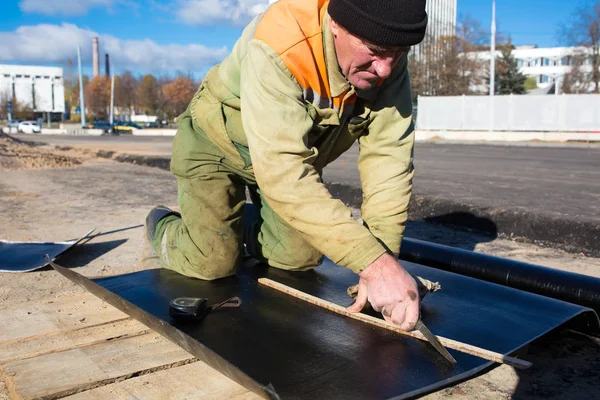 Tätskikt fungerar med rulle takpapp — Stockfoto