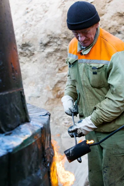 Travailleur de la construction pendant les travaux d'étanchéité — Photo