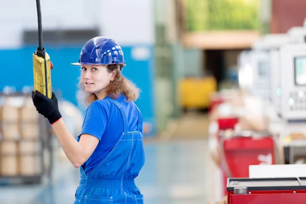 Vrouwelijke fabrieksarbeider operationele workshop Bokkraan — Stockfoto