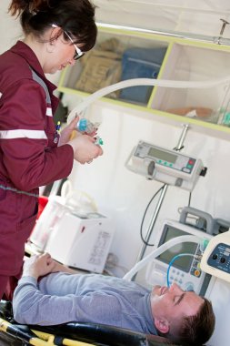 Sağlık görevlisi hazırlanıyor oksijen maskesi