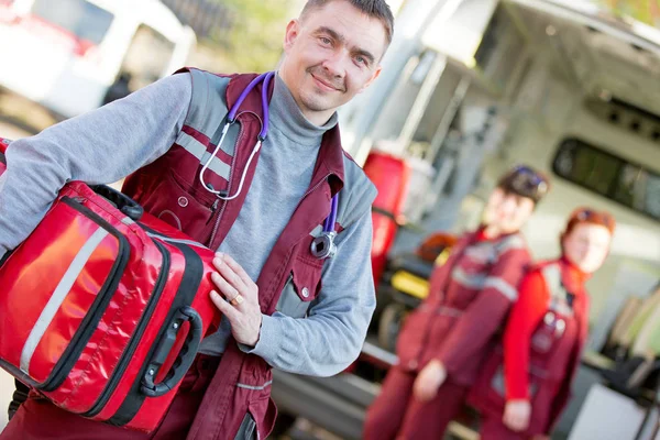 Sonriente paramédico con bolsa de rescate — Foto de Stock