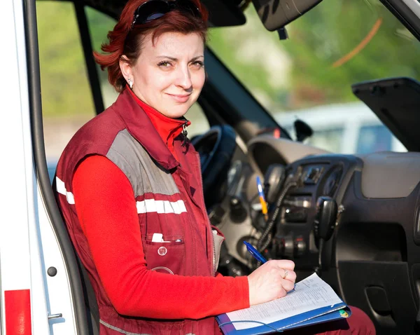 Femme ambulancier en voiture d'urgence — Photo