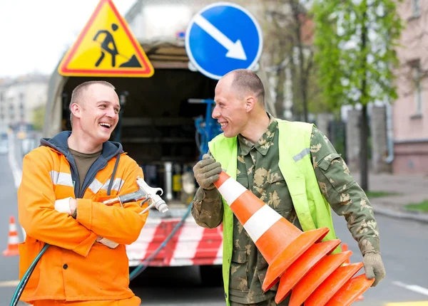 Teknisyen işçi işaretleme mutlu trafik işaretleri — Stok fotoğraf