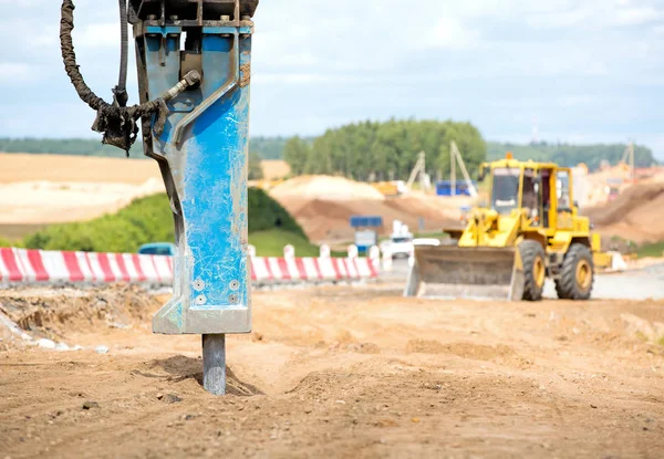 Großer Presslufthammer Zerquetscht Asphaltpflaster Bei Straßenbauarbeiten Auf Radladermaschine Hintergrund — Stockfoto