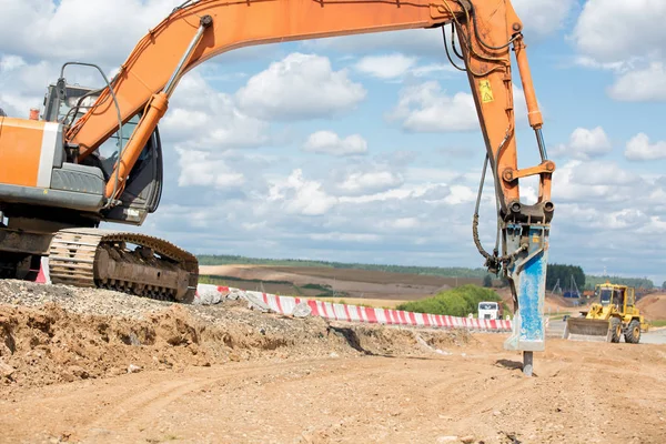 Grande Martelo Pneumático Esmagando Asfalto Pavimentação Durante Obras Construção Estradas — Fotografia de Stock