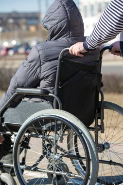 İnsanlarla sınırlı mobilite rollator tekerlekli sandalye ile açık havada yürüyüşe