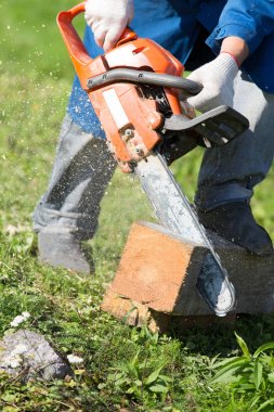 Oduncu işçi Chainsaw çalışma ile giymek ahşap inşaat çalışmaları sırasında kesme