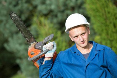 Oduncu işçi iş giysisi açık havada inşaatı sırasında chainsaw ile