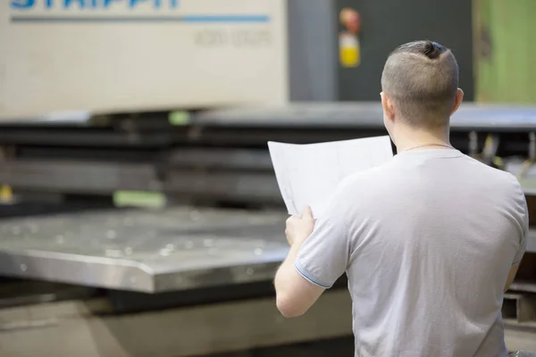 Hombre Trabajador Mirada Ingeniería Dibujo Planos Cnc Máquina Fabricación Fábrica —  Fotos de Stock