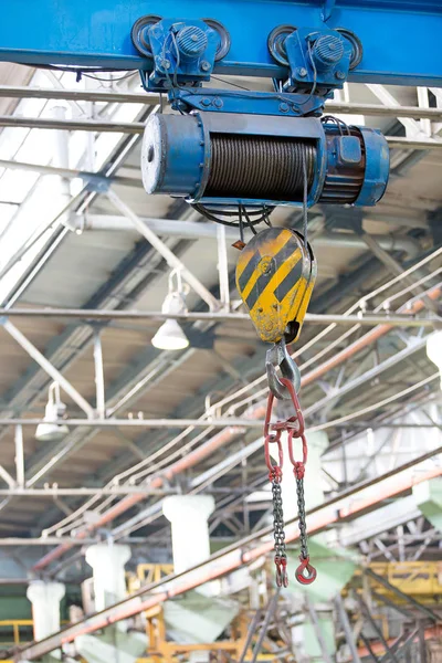 Factory Workshop Overhead Crane Lifting Moving Heavy Cargo — Stock Photo, Image