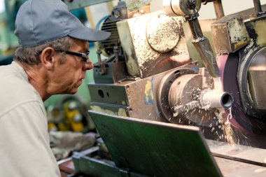 Sanayi üretim işçileri çizim fabrika atölye, danışmanlık ve çözüm mühendislik okuma