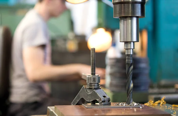 Arbeiter Der Industriellen Fertigung Lesen Technische Zeichnung Der Fabrikwerkstatt Beratung — Stockfoto