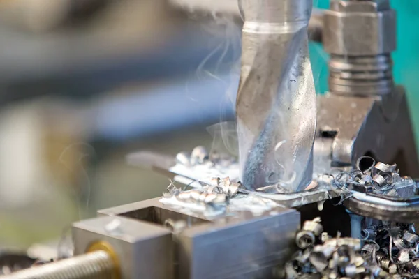 Metallverarbeitende Industrie Bohren Auf Säulenbohrmaschine Mit Hochgeschwindigkeits Stahlbohrwerkzeug — Stockfoto