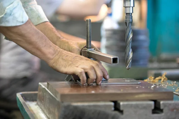 Industria Metalúrgica Primer Plano Aburrido Máquina Perforadora Pilar Con Herramienta —  Fotos de Stock