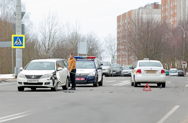 明斯克 白俄罗斯 2018年3月20日 汽车相撞的城市道路 碰撞重建小组调查事故与测量磁带 — 图库照片