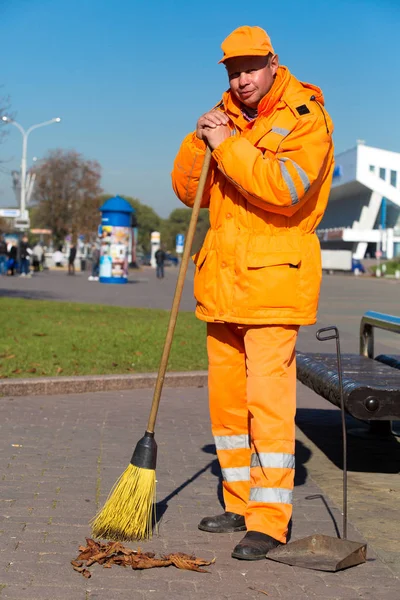 ほうきツールとダストパンで街の通りを清掃中の男の道路ヤードマン労働者 — ストック写真